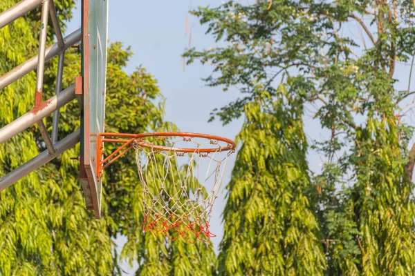 Basketbal hoepel in park — Stockfoto