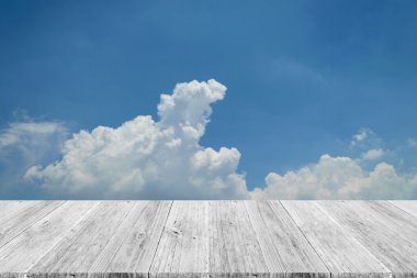 Mavi gökyüzü bulut ile ahşap Teras