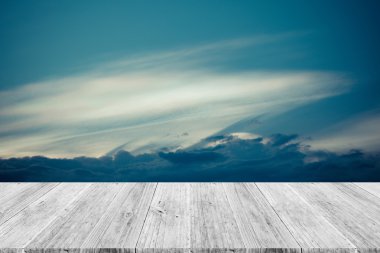 Mavi gökyüzü bulut ile ahşap Teras, vintage tarzı sürecinde