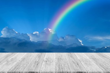 Ahşap Teras ve rainbow ile mavi gökyüzü bulut