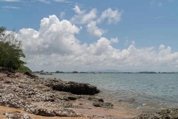 Beach and tropical sea — Stock Photo, Image