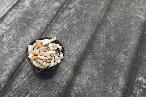 Сигарети, попільнички, у — стокове фото