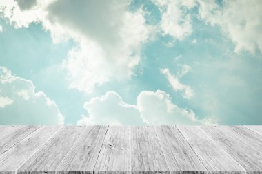 Mavi gökyüzü bulut ile ahşap Teras, vintage tarzı sürecinde