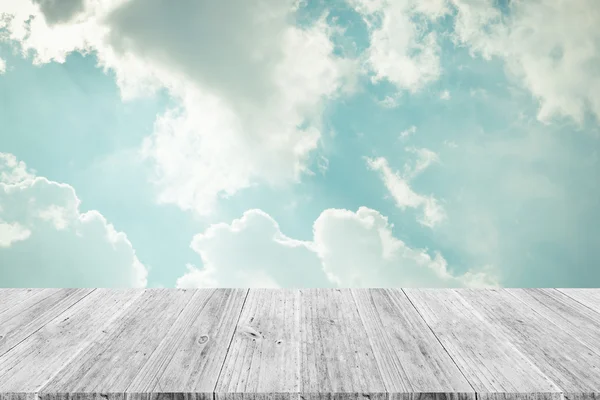 Blauwe hemel wolk met houten terras, proces in vintage stijl — Stockfoto