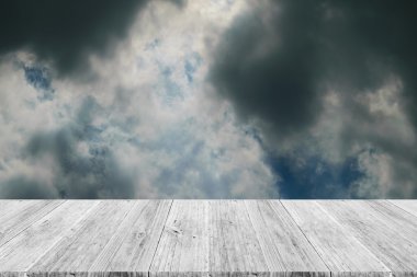 Mavi gökyüzü bulut ile ahşap Teras