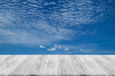 Mavi gökyüzü bulut ile ahşap Teras