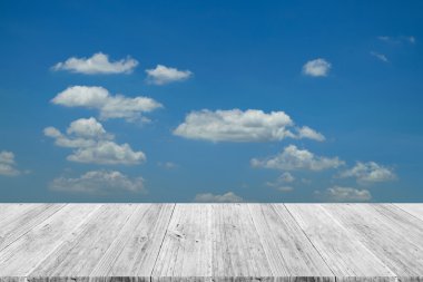 Mavi gökyüzü bulut ile ahşap Teras
