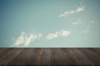 Mavi gökyüzü bulut ile ahşap Teras, vintage tarzı sürecinde