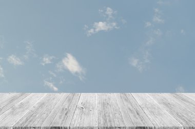 Mavi gökyüzü bulut ile ahşap Teras