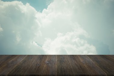 Mavi gökyüzü bulut ile ahşap Teras, vintage tarzı sürecinde