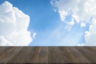 Mavi gökyüzü bulut ile ahşap Teras