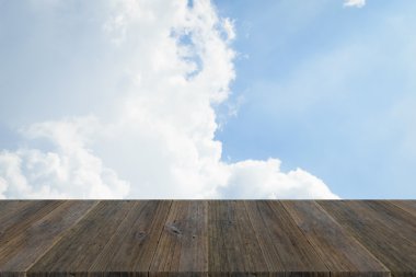 Mavi gökyüzü bulut ile ahşap Teras