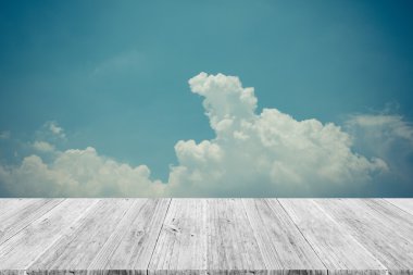 Mavi gökyüzü bulut ile ahşap Teras, vintage tarzı sürecinde