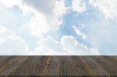 Mavi gökyüzü bulut ile ahşap Teras