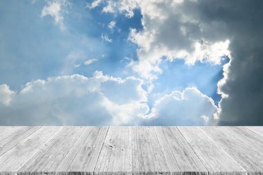 Mavi gökyüzü bulut ile ahşap Teras