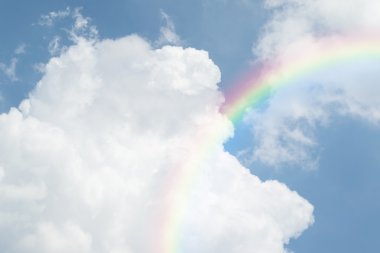 Gökkuşağı ile mavi gökyüzü bulut