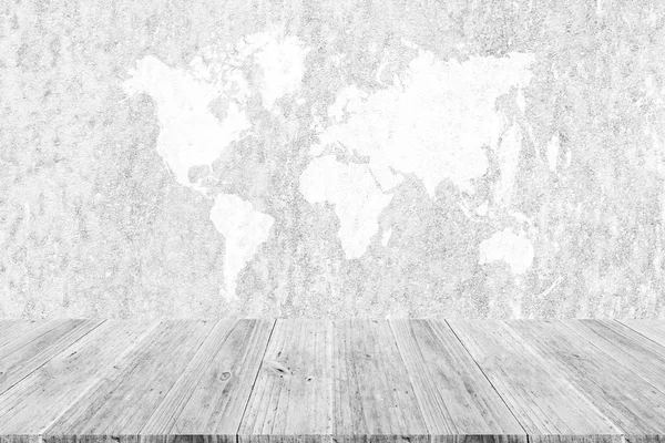 Поверхность из ржавчины с деревянной террасой и картой мира — стоковое фото