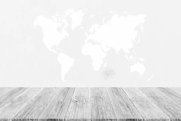 Superfície de textura de areia com terraço de madeira e mapa do mundo — Fotografia de Stock