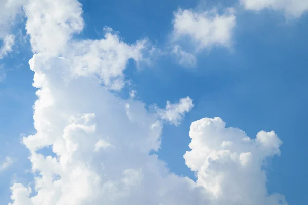 Blå himlen moln — Stockfoto
