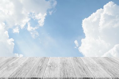 Mavi gökyüzü bulut ile ahşap Teras