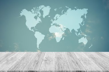 Mavi gökyüzü bulut ile ahşap Teras ve Dünya Haritası, vint sürecinde