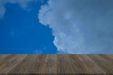 Mavi gökyüzü bulut ile ahşap Teras