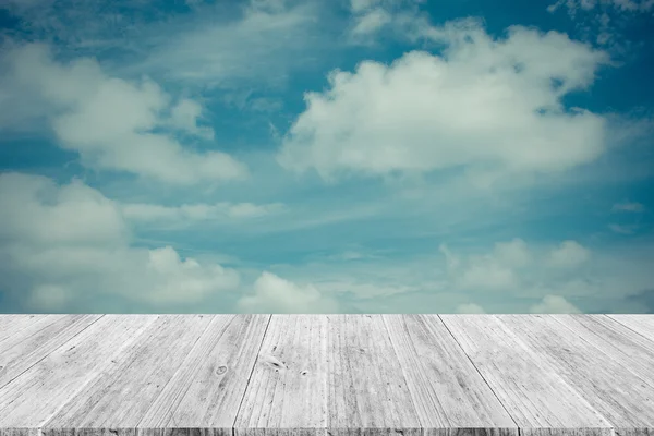 Blauwe hemel wolk met houten terras, proces in vintage stijl — Stockfoto