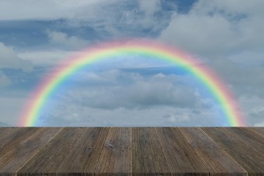 Ahşap Teras ve rainbow ile mavi gökyüzü bulut