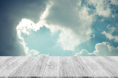 Mavi gökyüzü bulut ile ahşap Teras, vintage tarzı sürecinde