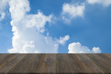 Mavi gökyüzü bulut ile ahşap Teras