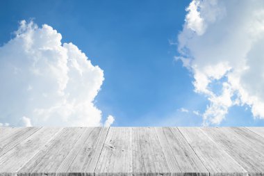 Mavi gökyüzü bulut ile ahşap Teras