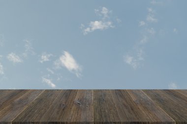 Mavi gökyüzü bulut ile ahşap Teras