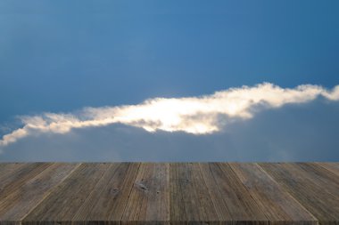 Mavi gökyüzü bulut ile ahşap Teras