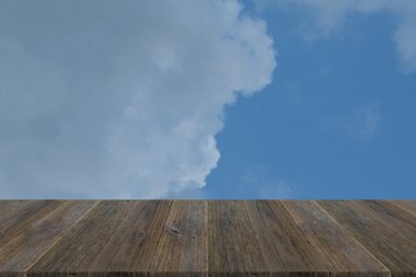 Mavi gökyüzü bulut ile ahşap Teras