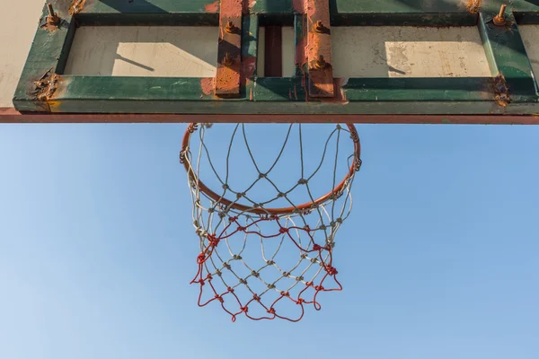 Koszykówka obręcz w parku — Zdjęcie stockowe