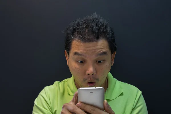 Mężczyzna oszołomiony, przy użyciu smartfona — Zdjęcie stockowe