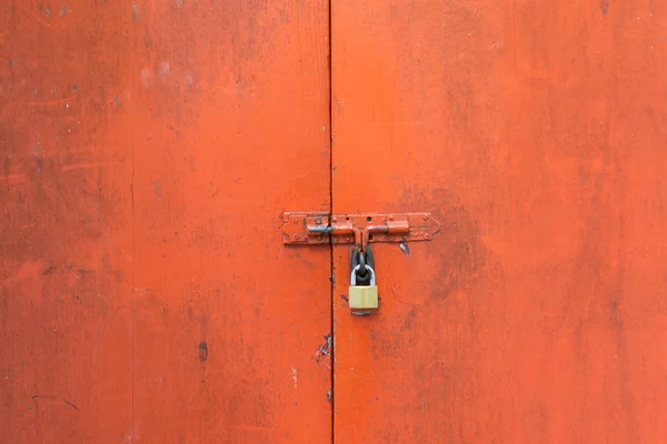 Estilo minimalismo, porta de metal trancada — Fotografia de Stock