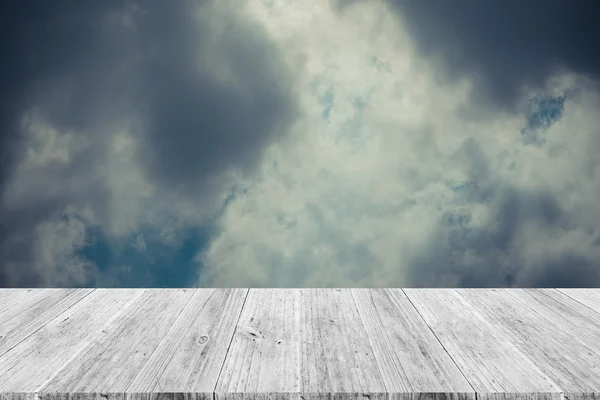 Nube de cielo azul con terraza de madera, proceso en estilo vintage — Foto de Stock