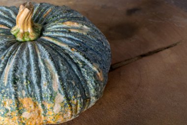 Tahta masadaki balkabağı