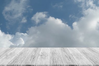 Mavi gökyüzü bulut ile ahşap Teras