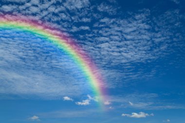 Gökkuşağı ile mavi gökyüzü bulut