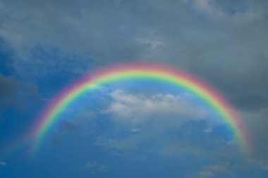 Gökkuşağı ile mavi gökyüzü bulut