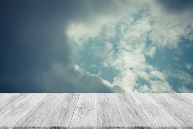 Mavi gökyüzü bulut ile ahşap Teras, vintage tarzı sürecinde