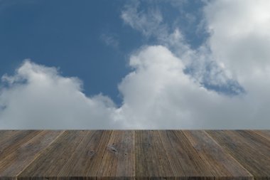 Mavi gökyüzü bulut ile ahşap Teras