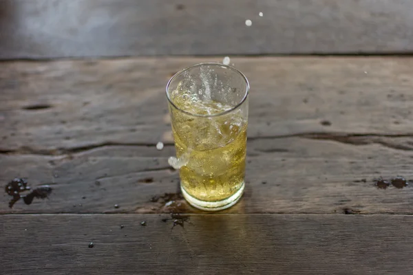 Birra spalmata con ghiaccio in vetro — Foto Stock
