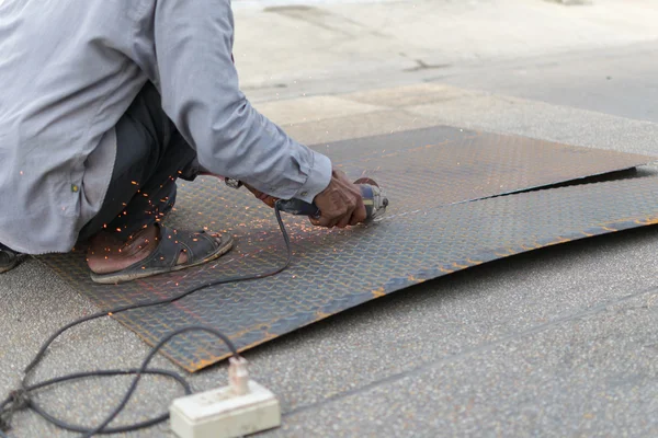 Worker cutting a metal — Stock Photo, Image