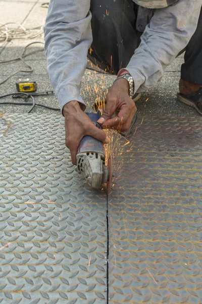 Worker cutting a metal — Stock Photo, Image