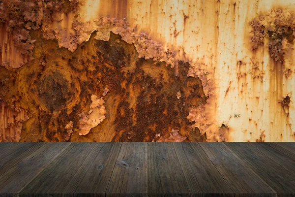 Superficie de textura de pared oxidada de metal con terraza de madera — Foto de Stock