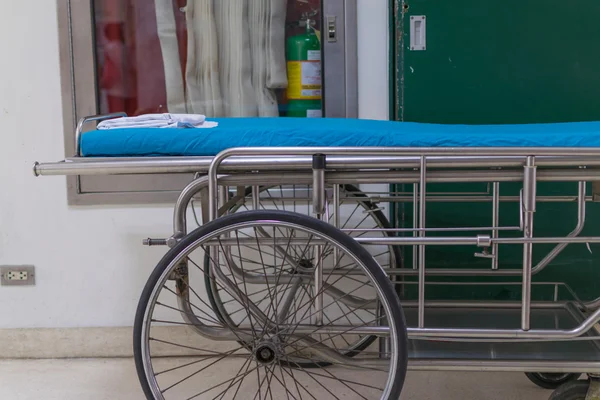 Аварійне ліжко порожнє в лікарні — стокове фото