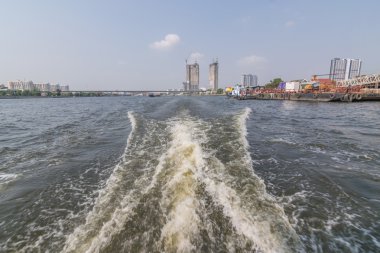 Chao Phraya Nehri üzerinde tekne seyahat